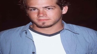 A captivating look into Ryan Reynolds’ younger years, his early struggles, breakthrough roles, and the journey that shaped him into a Hollywood icon.